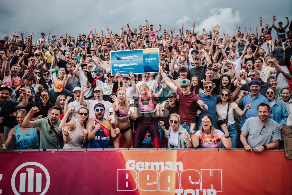 Beachvolleyball | Frauen | Allianz German Beach Tour 2025 | Tourstop Bremen | 15.06.2025 | v.l. Nele Barber und Melanie Gernert nach dem Turniersieg Siegerfoto mit den Fans