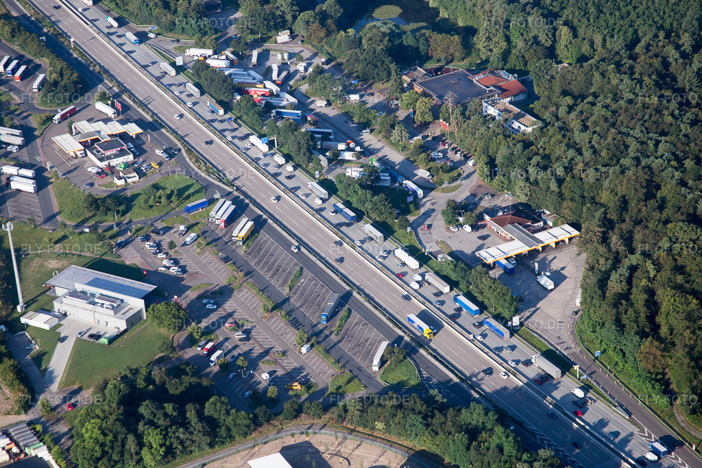 Luftbild: Autobahn Raststätte an der Verkehrsführung und den Fahrtrichtungen der BAB A5 (Serways Hotel Bruchsal West) in Forst im Bundesland Baden-Württemberg in Deutschland.Foto: IMG_092354.jpg vom 01.08.2016 durch Werner Riehm/FLY-FOTO.deAuflösung des Originals: 5472 x 3648 px