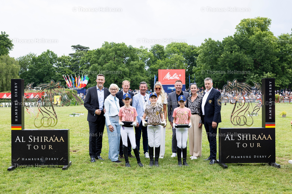 TH_Derby Abschluss_ Matthias Rensch_ Ann Katrin Linsenhoff_ Matthias Alexander Rath_ Jörg + Kristina Anrecht_ Jörg Semmler_ Philipp Kloth_ Schleifenkinder_29435 | Al Shiraàa Deutsches Spring- und Dressur-Derby 2025 am 01.06.25 in Hamburg, Thomas Hellmann, Derby Abschluss, Matthias Rensch, Ann Katrin Linsenhoff, Matthias Alexander Rath, Jörg + Kristina Anrecht, Jörg Semmler, Philipp Kloth, Schleifenkinder