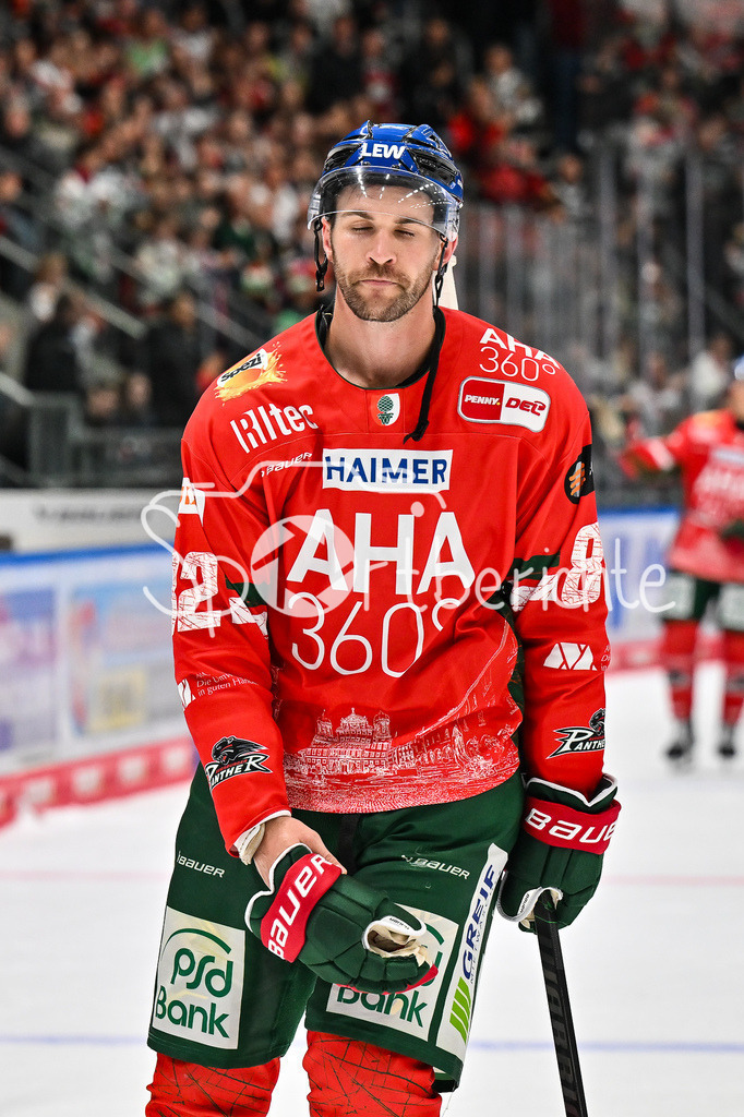 Augsburger Panther - Adler Mannheim | hängende Köpfe nach der Niederlage gegen Mannheim - im Bild Alexandre GRENIER (Augsburger Panther 82) / Einzelfoto / Freisteller / DEL: Augsburger Panther - Adler Mannheim; Curt Frenzel Stadion am 14.09.2025