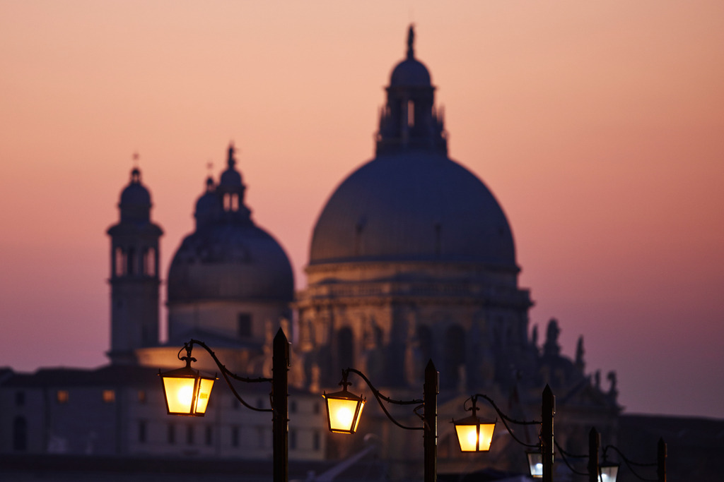 Santa Maria della Salute im Abendrot | Venedig, Italien - December 06, 2016: Santa Maria della Salute im Abendrot. - Realisiert mit Pictrs.com