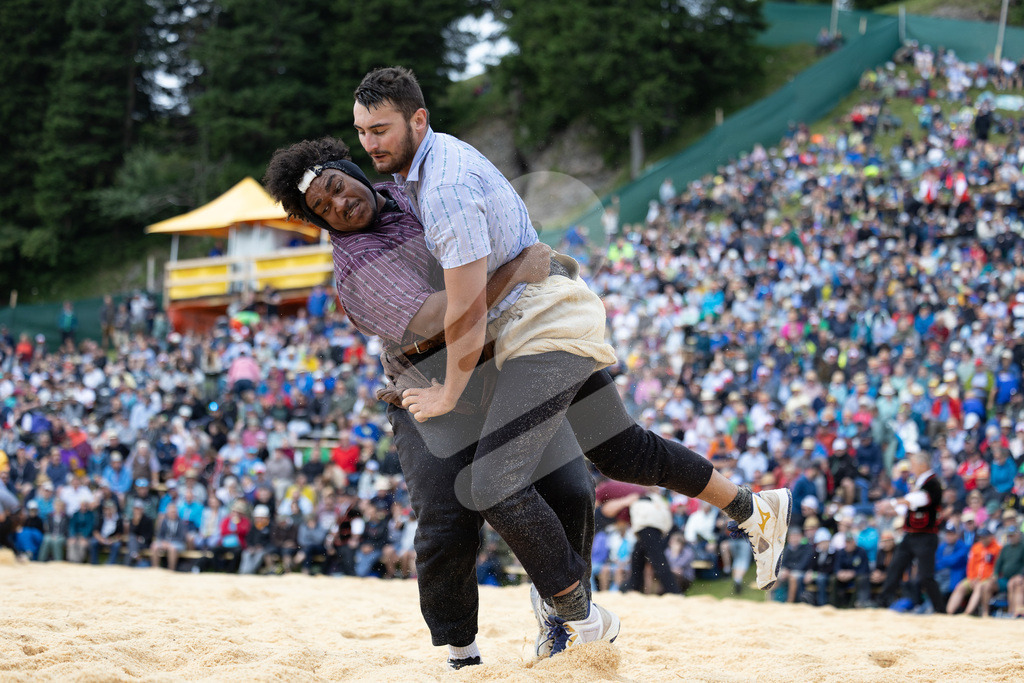 Rigi2025_0799 | Die Schwinger des Schwyzer Kantonalen Schwingerverbandes: Fotos, die Dynamik und Leidenschaft festhalten, sowie emotionale Momente aus dem traditionellen Schwingsport zeigen. - Realisiert mit Pictrs.com