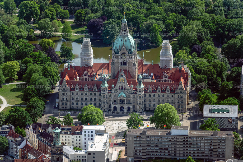 4030972 | HANNOVER 02.06.2020 Gebäude der Stadtverwaltung - Rathaus Neues Rathaus am Trammplatz in der Innenstadt von Hannover im Bundesland Niedersachsen. Das Gebäude mit Türmen und Kuppel steht am Maschteich im Altstadtzentrum von Hannover. // City hall and administration building Neues Rathaus on Trammplatz square in Hannover in the state of Lower Saxony. The building is located on the pond Maschteich in the historical city center. Foto: Gerhard Launer