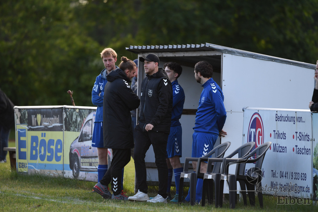TuS Ofen-SG FriPe | Herren 1. Kreisklasse Süd, Jade-Weser-Hunte; TuS Ofen (blau)-SG FriPe (weiß) am 28.05.2025; in Ofen (), Photo: Philip Eiben 2025 - Realisiert mit Pictrs.com