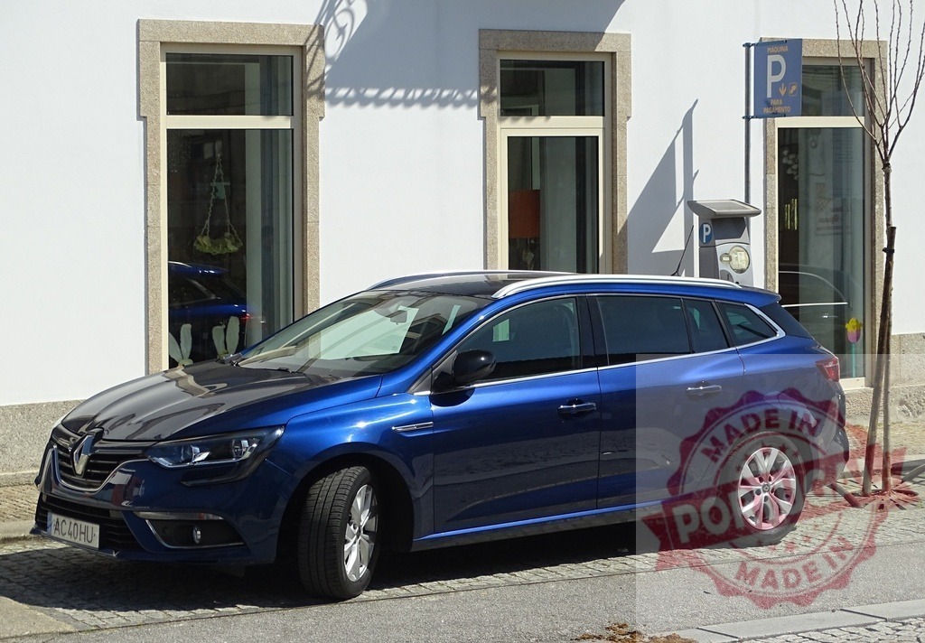 Renault Mégane Grandtour blue station wagon parked in city | Blue Renault Mégane Grandtour station wagon parked on a street next to a building - Realisiert mit Pictrs.com