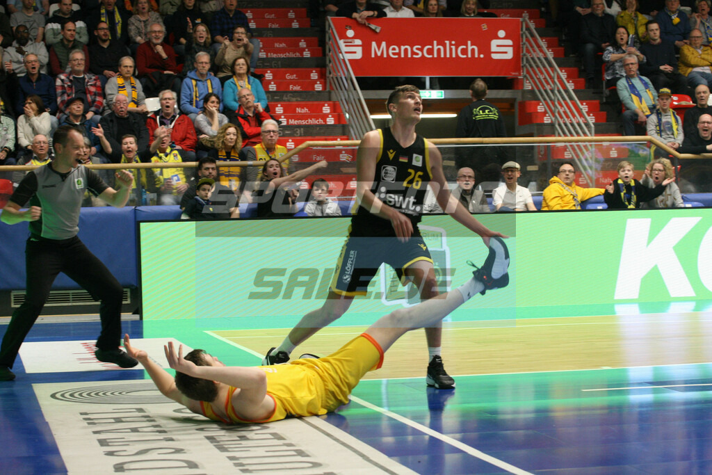 Phoenix Hagen - Walter Tigers Tübingen | Till Joscha Jönke und Lorenz Bank am Boden - © Sportfoto-Sale (MK) - Realisiert mit Pictrs.com