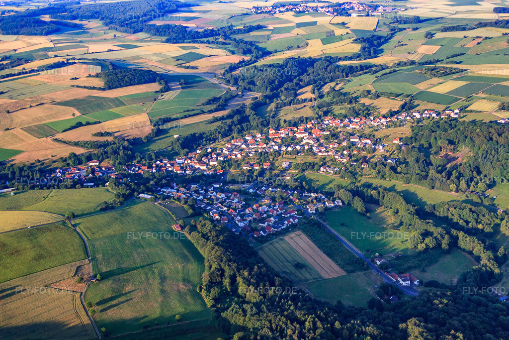 Luftbild: Dorfansicht aus Westen im Ortsteil Rinderbügen in Büdingen im Bundesland Hessen in Deutschland. Foto: IMG_68636.jpg vom 21.06.2014 durch Werner Riehm/FLY-FOTO.de