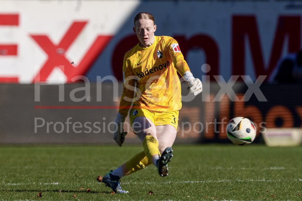 Fussball, 2. Frauen-Bundesliga, SV Meppen - SC Freiburg II | v.li.: Rebecca Adamczyk (Torhüterin, Torwart, SC Freiburg II, 1) am Ball, Freisteller, Einzelbild, Ganzkörper, Aktion, Action, Spielszene, DIE DFB-RICHTLINIEN UNTERSAGEN JEGLICHE NUTZUNG VON FOTOS ALS SEQUENZBILDER UND/ODER VIDEOÄHNLICHE FOTOSTRECKEN. DFB REGULATIONS PROHIBIT ANY USE OF PHOTOGRAPHS AS IMAGE SEQUENCES AND/OR QUASI-VIDEO.
