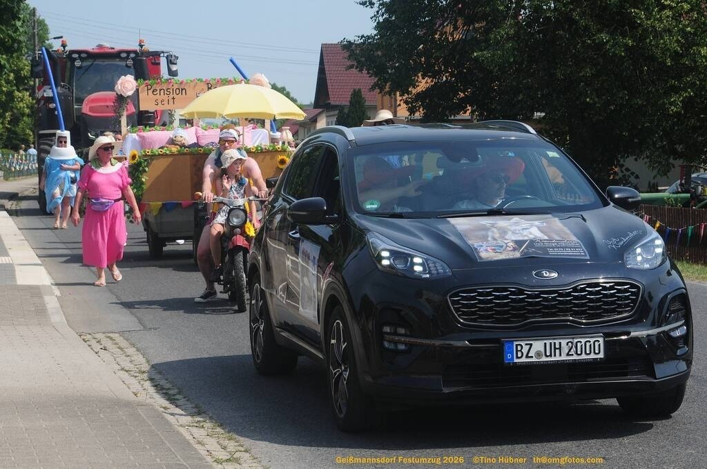 Geißmannsdorf-2026-Festumzug-178 | Festumzug in Geißmannsdorf bei Bischofswerda im Juni 2026. Fotografische Eindrücke und Momentaufnahmen vom Festumzug anläßlich des 800-jährigen Bestehens von Geißmannsdorf - mit Teilnehmern und Gästen, Strohpuppen und geschmückten Vorgärten und Grundstücken - Realisiert mit Pictrs.com