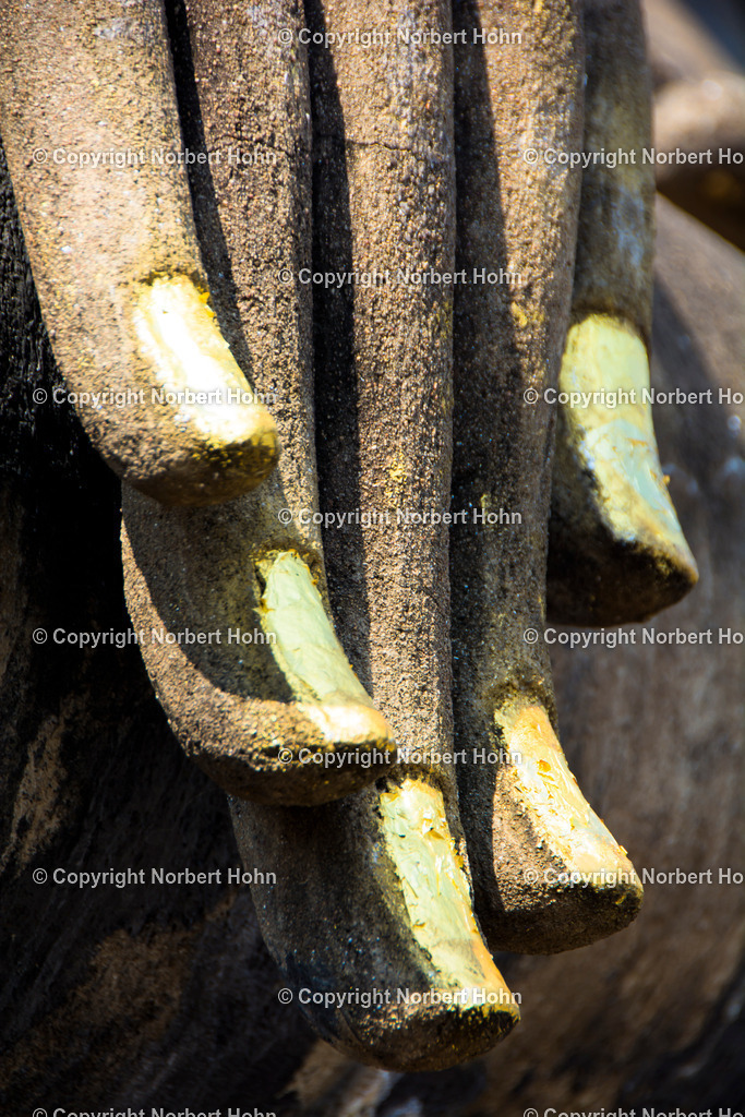 Reisefotografie - Asien - Thailand | Vergoldete Fingernaegel einer Buddhastatue in Sukhothai. - Realisiert mit Pictrs.com