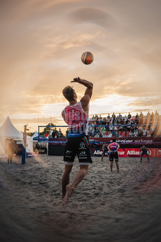 Beachvolleyball | Männer | Allianz German Beach Tour 2024 | Tourstop Kühlungsborn 2 | 16.08.2024 | Daniel Kirchner bei der Angabe Sonnenuntergang