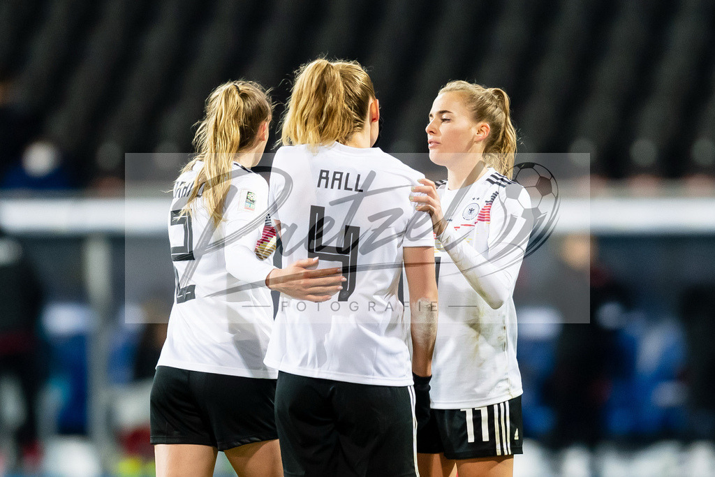 GERTUR20211126_068 | Fussball, Frauen:  Spielerinnen von Deutschland Schlussjubel, jubelt nach dem 8:0 Sieg bei dem Spiel der WM-Qualifikation zwischen Deutschland und Tuerkei im Eintracht-Stadion am 26.11.2021 in Braunschweig, Deutschland. - Realisiert mit Pictrs.com
