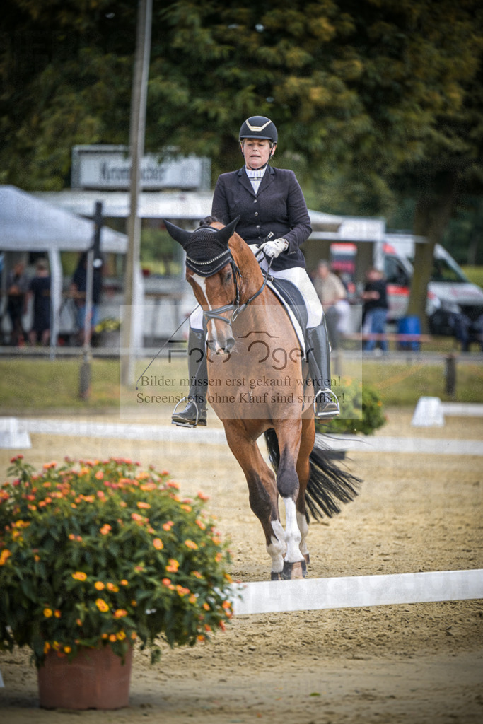 DOS_9211 | Entdecke hochwertige Reitturnierfotos von Foto Oger. Professionell, emotional und authentisch – jetzt Lieblingsmomente im Shop bestellen.Deutschlandweite Turnierfotografie. - Realisiert mit Pictrs.com