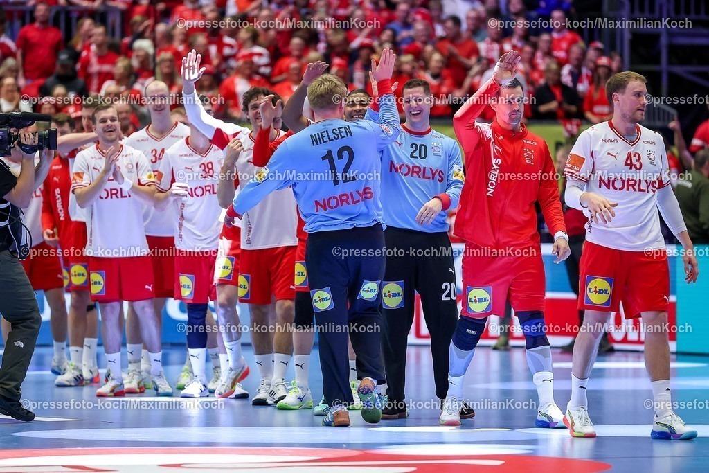 EHF26012603098 | 26.01.2026, Handball, Men's EHF EURO 2026, Deutschland - Dänemark, Jyske Bank Boxen in Herning, Dänemark, Main Round: Abschlussjubel Dänemark nach dem Sieg gegen Deutschland.  Emil Nielsen (Denmark #12) Player of the Match neben  Kevin Moller (Denmark #20)
