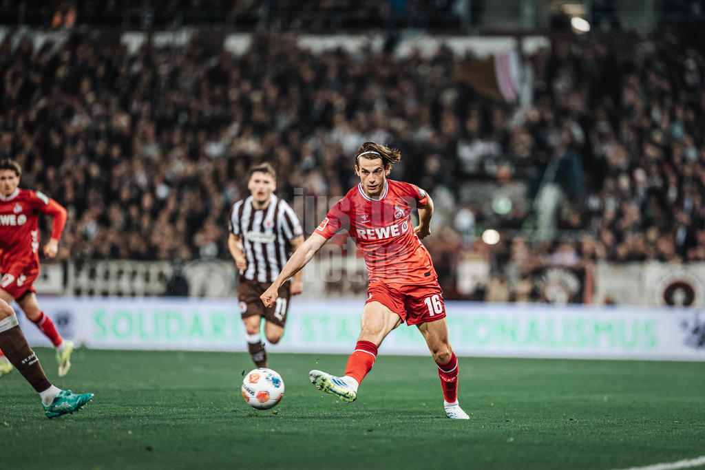 Fußball | Männer | Saison 2025/2026  | Fußball-Bundesliga | 30. Spieltag | FC St. Pauli vs. 1. FC Köln | 17.04.2026 | Jakub Kaminski (#16, 1. FC Köln) spielt einen Pass