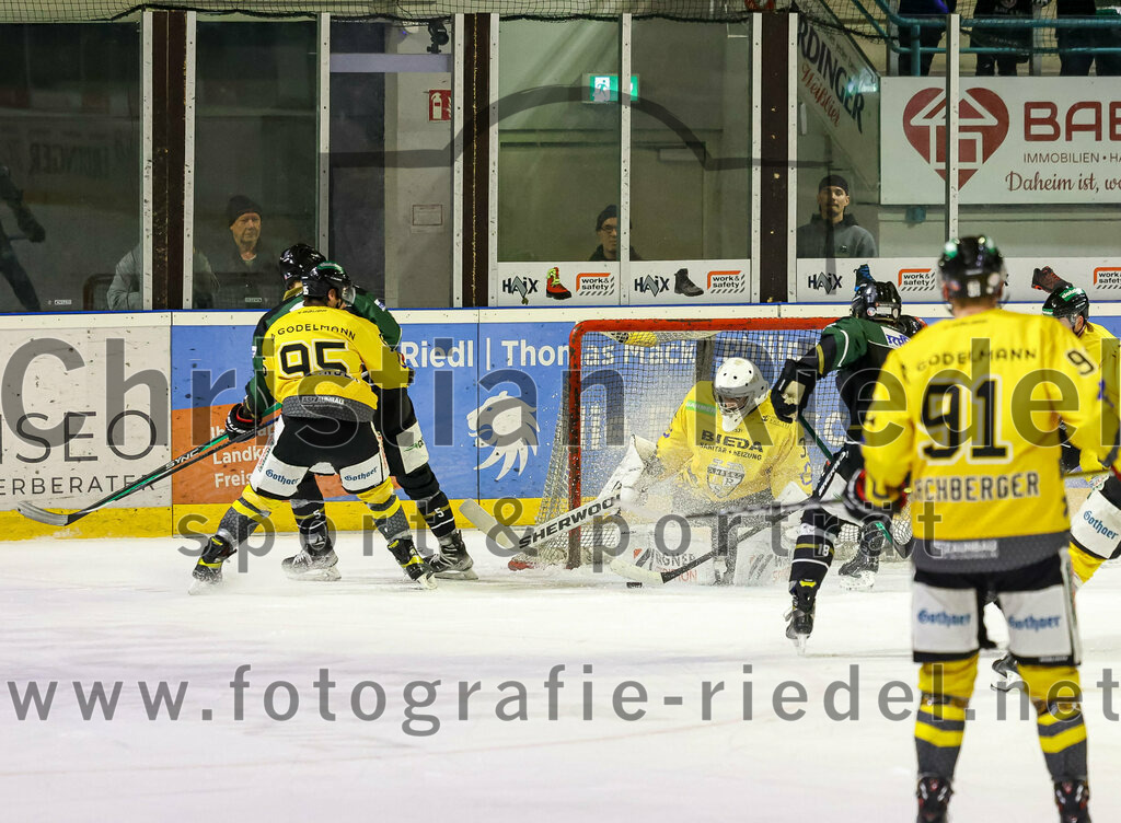 2022-11-20_071_TSV_Erding_gegen_ERSC_Amberg | Erding, Deutschland, 20.11.2022:
Eishockey, Bayernliga 2022 / 2023, 15. Spieltag, TSV Erding gegen ERSC Amberg, Endergebnis: 5:1

Lukas Salinger (ERSC Amberg, #95), Torwart Timon Bätge (ERSC Amberg, #31), Daniel Krzizok (Erding Gladiators, #18)

Foto: Christian Riedel / fotografie-riedel.net
