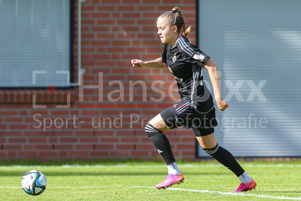 Fussball, Testspiel Frauen, Hamburger SV - SV Werder Bremen | v.li.: Dana Marquardt (Hamburger SV, 16) Freisteller, Einzelbild, Ganzkörper, Aktion, Action, Spielszene