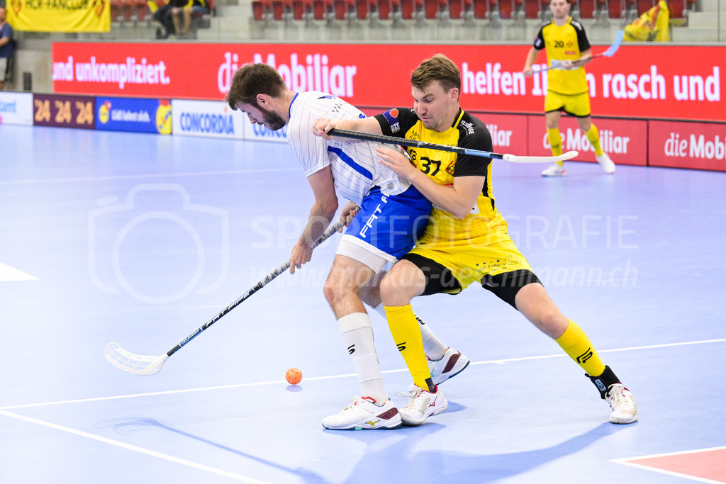 GC Unihockey vs HC Rychenberg - 27. August 2022 | GC Unihockey vs HC Rychenberg
AXA Arena, Winterthur
Moritz Krebs (#37 HC Rychenberg) stösst Simon Laubscher (#14 GC Unihockey).
Bild: Sportfotografie Markus Aeschimann | www.markus-aeschimann.ch - Realisiert mit Pictrs.com
