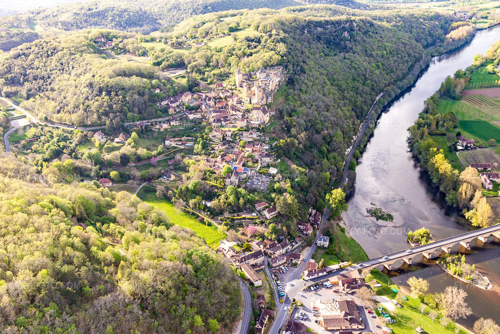 Aerial view: Chateau de Castelnaud-la-Chapelle above the Dordogne bridge in Castelnaud-la-Chapelle in the state Dordogne, France. – Photo: IMG_113475.jpg taken on 04/16/2019 by Werner Riehm/FLY-FOTO.com – Resolution of the original: 5472 x 3648 px
