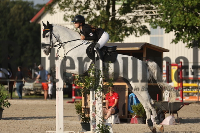Rot am See_2024_Prfg.Nr.20_Stilspringprfg_Kl.A_LJC_Luisa Hoffmann_Diamanto 7 (1) | Alle Fotos der Reiterjournal Fotografin Doris Matthaes im Reiterjournal Online-Fotoshop. - Realisiert mit Pictrs.com