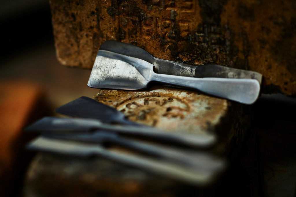 Besteck Rohlinge nach dem erhitzen | Wien, Austria - February 22, 2017: Wiener Silbermanufactur;  Besteck Rohlinge nach dem erhitzen. - Realisiert mit Pictrs.com