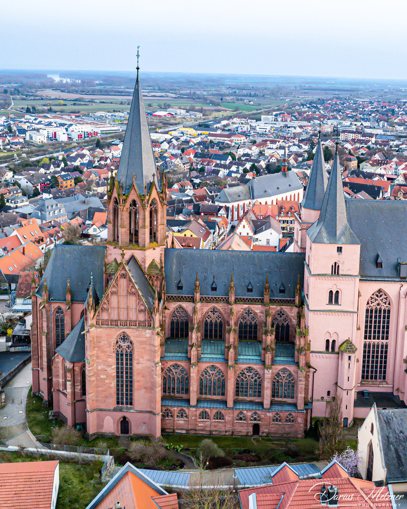 Katharinenkirche in Oppenheim | Die imposante Katharinenkirche in Oppenheim gilt als eine der bedeutendsten gotischen Kirchen am Rhein. Ihre Errichtung erfolgte in mehreren Bauabschnitten im 13., 14. und 15. Jahrhundert. Heute ist sie eine der schönsten Sehenswürdigkeiten in Rheinhessen.