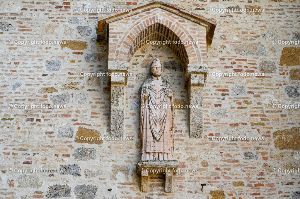 Italien_ Toskana_ San Gimignano_ 31.05.2024-142 | 31.05.2024, Italien, ITA, Toskana, San Gimignano im Bild Stadtansichten Gebäude, Architektur, Touristen, Historisch, Souvenir, Ansichten der berühmten Stadt San Gimignano in der Toskana-Italien - View of the famous town San Gimignano in Tuscany-ItalySan Gimignano ist eine italienische Kleinstadt in der Toskana mit einem mittelalterlichen Stadtkern. San Gimignano wird auch die Stadt der Türme genannt. Die Stadt liegt in der Provinz Siena. Sie gehört neben Florenz, Siena und Pisa zu den von Touristen meist besuchten Zielen in der Toskana.