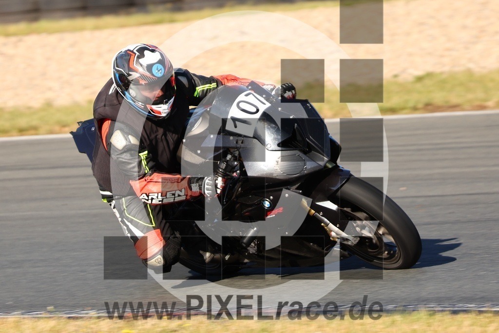 0107-20240912_00530 | Schöne Erinnerungen an spannende Momente - das festzuhalten ist unser Job. PIXELrace.de ist seit 2003 auf den Rennstrecken Europas unterwegs um die Action draußen beim Fahren und die wunderbare Stimmung imm Fahrerlager für euch einzufangen.