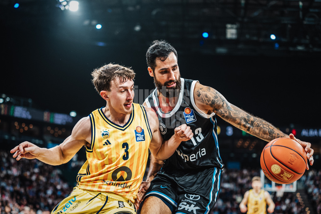 Basketball | Männer | Saison 2025/2026 | easyCredit Basketball Bundesliga | Veolia Towers Hamburg vs. ALBA BERLIN | 14.12.2025 | v.l. Alex O'Connell (#3, ALBA Berlin) gegen Martin Breunig (#13, Veolia Towers Hamburg)