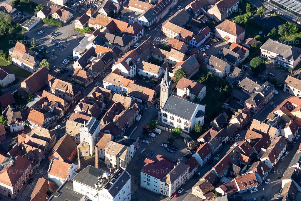 Luftbild: Kirchengebäude in Pfaffenhoffen in Val de Moder im Bundesland Bas-Rhin in Frankreich. Foto: IMG_115447.jpg vom 16.06.2019 durch Werner Riehm/FLY-FOTO.de