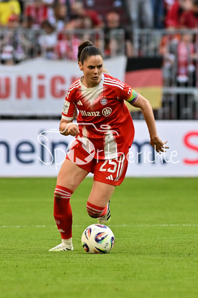 FC Bayern München - Bayer 04 Leverkusen | am Ball Sarah ZADRAZIL (FCB #25) / Einzelfoto / Freisteller / Google Pixel Frauen-Bundsliga: FC Bayern München - Bayer 04 Leverkusen; Allianz Arena am 06.09.2025