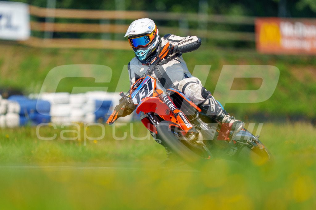 G-Cup + Supermoto Staatsmeisterschaft + Hungarian Supermoto Championship | GRIPcapture steht für authentische Sportfotografie in Österreich – für Momente, die mehr sind als Geschwindigkeit oder Ergebnis. Es geht um Emotion, Spannung, Fokus und den Augenblick, der oft nur einen Wimpernschlag dauert.Ob Motorsport, Teamsport oder 