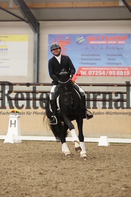 Waghäusel-Wiesental_2024_Prfg.Nr.08_1.WP_U25_Siegerehrung_Prfg.Nr.08__ (19) | Alle Fotos der Reiterjournal Fotografin Doris Matthaes im Reiterjournal Online-Fotoshop. - Realisiert mit Pictrs.com