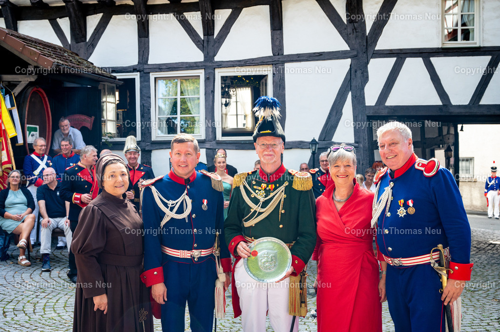 25_Winzerfest-Bensheim | bbe, Bensheim, Winzerfest, Empfang der Bürgerwehren im Hof des Walderdorffer Hofes, der Kommandant der Bürgerwehr Bretten Dieter Petri bekam von Bürgermeisterin Christine Klein einen Ehrenteller überreicht, auzf dem Bild (von links): Doris Walter, Alexander Kreissl, Dieter Petri, Christine Klein, Heinz Walter, ,, Bild: Thomas Neu