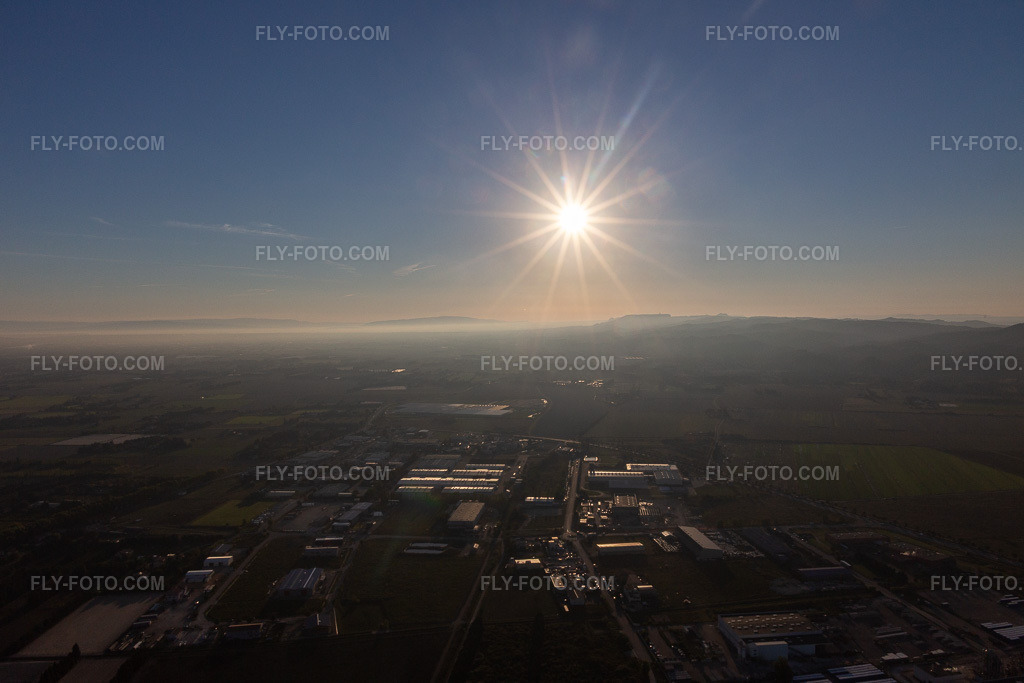 Aerial view: Les Alpilles backlit in Tarascon in the state Bouches du Rhone, France. – Photo: IMG_129561.jpg taken on 09/23/2021 by Werner Riehm/FLY-FOTO.com – Resolution of the original: 5472 x 3648 px