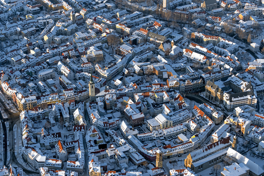 4045060 | ERFURT 14.02.2021 Winterlich schneebedeckte Altstadtbereich und Innenstadtzentrum im Ortsteil Zentrum in Erfurt im Bundesland Thüringen, Deutschland. Weiterführende Informationen bei: Landeshauptstadt Erfurt. // Wintry snowy old Town area and city center in the district Zentrum in Erfurt in the state Thuringia, Germany. Further information at: Landeshauptstadt Erfurt. Foto: Gerhard Launer