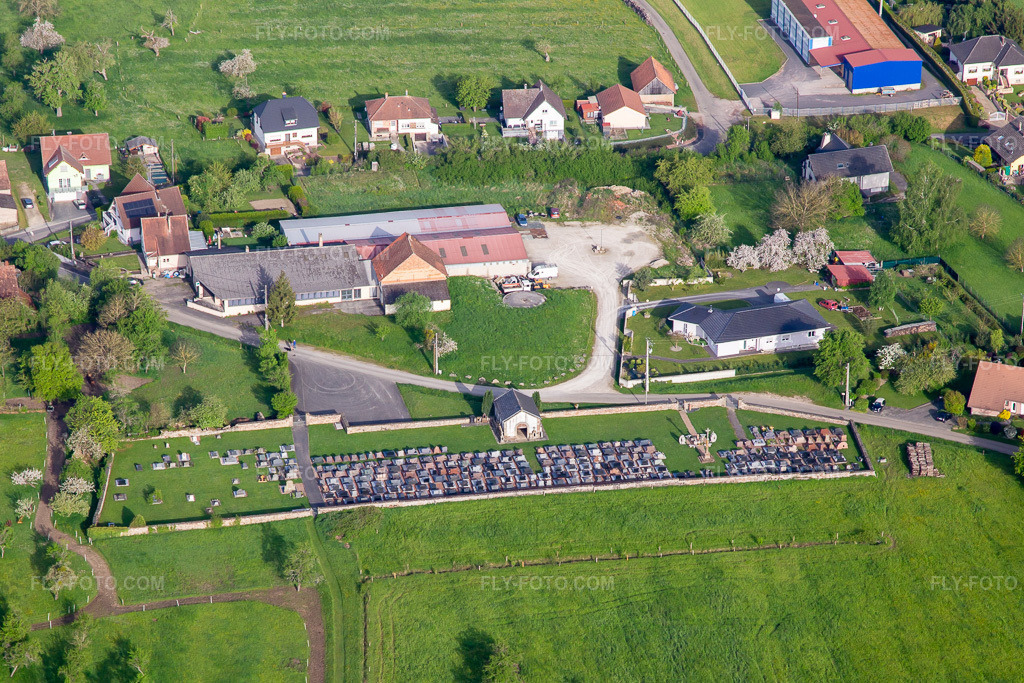 Aerial view: Cemetery in Butten in the state Bas-Rhin, France. – Photo: IMG_140654.jpg taken on 05/01/2024 by Werner Riehm/FLY-FOTO.com – Resolution of the original: 4128 x 2752 px