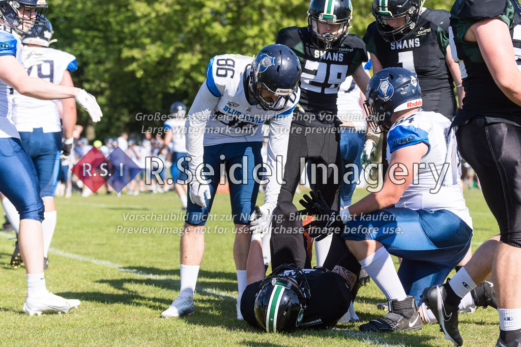 American Football, Saison 2023, Regionalliga Nord, Hamburg Blue Devils - Black Swans, Dr.-Hermann-Schnell-Sportplatz (Hamburg), 03.06.2023, 3. Gameweek | Kay Bröcker (#86, Blue Devils, Pass Coordinator & WR-Coach) hilft Matthias Kolland (#4, Black Swans) auf.