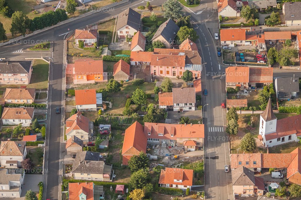 Aerial view: Rue de l'Église in Bischwiller in the state Bas-Rhin, France. – Photo: IMG_30396.jpg taken on 07/09/2010 by Werner Riehm/FLY-FOTO.com – Resolution of the original: 4752 x 3168 px