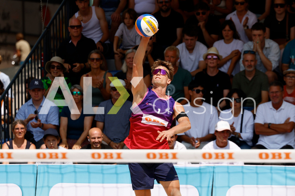 Obi BeachTour 2026 - Basel | BASEL, SWITZERLAND - JULY 19: LAURENZ LEITNER (AUT) serve during the Obi BeachTour 2026 match between LEITNER / KINDL (AUT) and BREER / KÄLIN (SUI) at Barfüsserplatz on July 19, 2026 in Basel, Switzerland. - Realisiert mit Pictrs.com