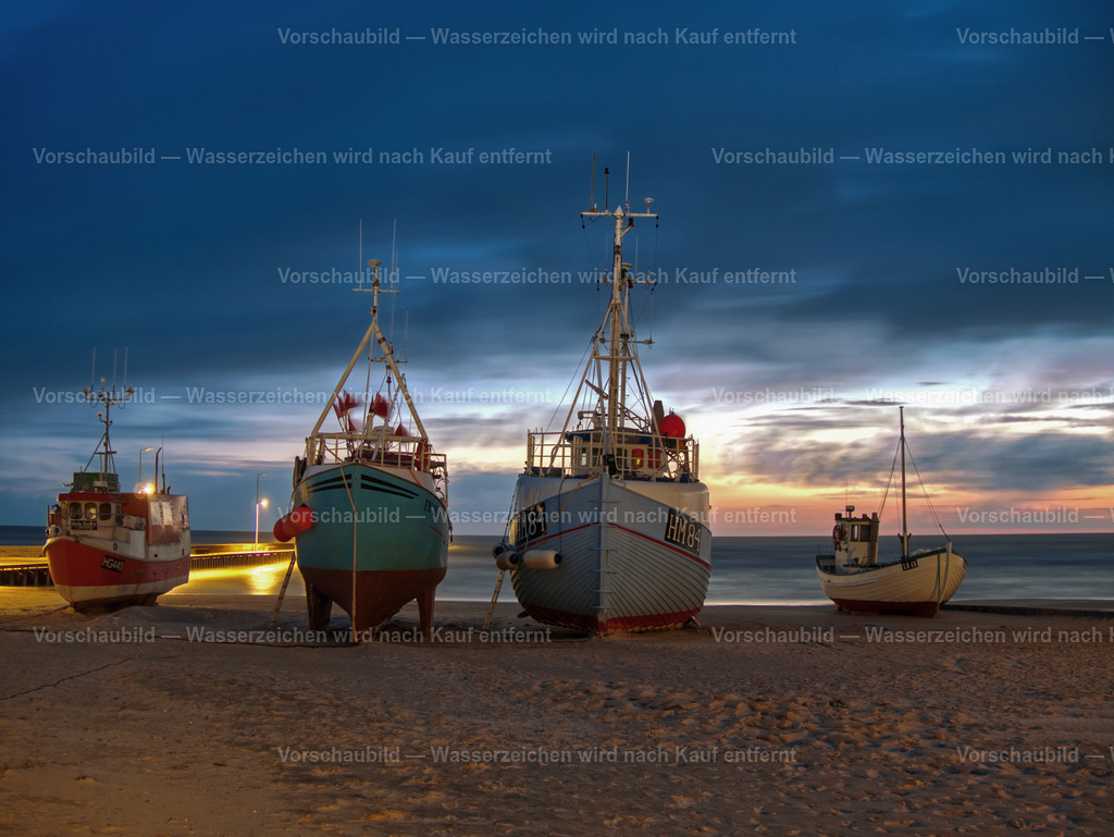 Blaue Stunde über den Fischerbooten am Strand von Løkken. | Wunderschöne Lichtstimmung zum Sonnenuntergang am Strand von Løkken. Die Fischerboote auf dem Sand passen perfekt zur Jammerbucht in Dänemark