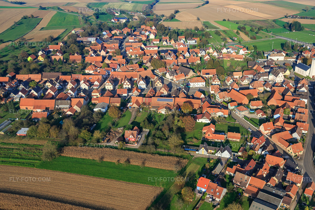 Aerial view: View of the town from the southwest in Rittershoffen in the state Bas-Rhin, France. – Photo: IMG_075615.jpg taken on 11/01/2014 by Werner Riehm/FLY-FOTO.com – Resolution of the original: 4458 x 2972 px