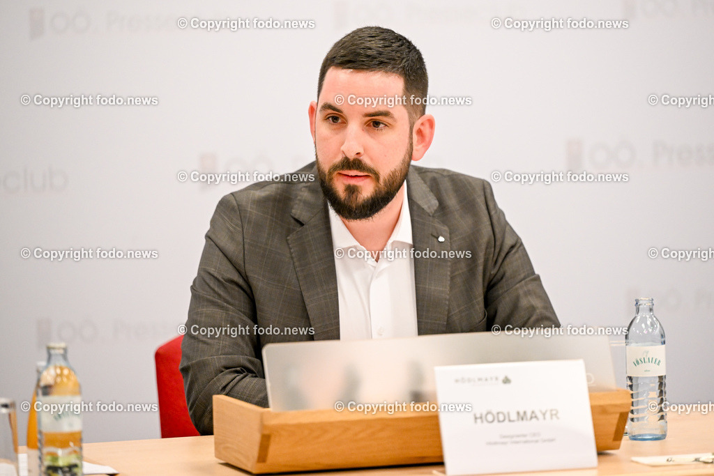 Pressekonferenz Hoedlmayr International GmbH_ 17.04.2024-30 | 17.04.2024, Presseclub Linz, AUT, Pressekonferenz Hoedlmayr International AG, Wirkungsvolle Strategien, verlässlicher Partner - Hoedlmayr baut Marktstellung weiter aus, im Bild Johannes Alexander Hoedlmayr (designierter Geschaeftsfuehrer Hoedlmayr International GmbH)