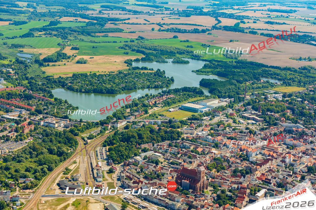Schrägluftbild  Altstadt  Wismar - Das Luftbild wurde 2025 vom UL-Flugzeug heraus erstellt (ohne Drohne- keine Drohnenaufnahme ) - Hochauflösende Luftaufnahme -Nicht vergleichbar mit Google Maps oder Satelittenbilder- Die Geschenkidee !Mit Lizenz und Bildrechte bestellbar