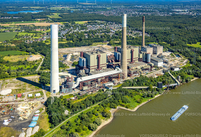 Voerde240802759 | Luftbild, Kraftwerk Voerde am Fluss Rhein, drei Schornsteine, stillgelegtes Steinkohlekraftwerk, Abfall und Überreste des Kühlturms, Möllen, Voerde, Ruhrgebiet, Niederrhein, Nordrhein-Westfalen, Deutschland