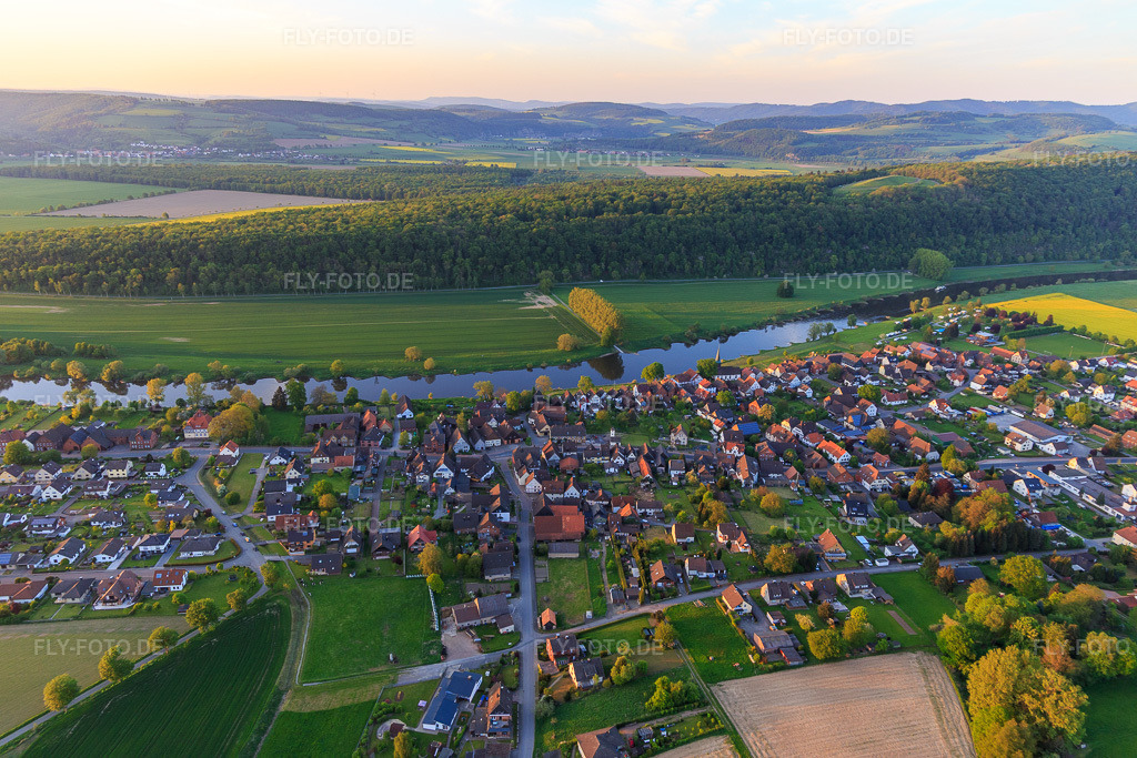 Luftbild: Dorfansicht am Weserufer aus Süden in Heinsen im Bundesland Niedersachsen in Deutschland. Foto: IMG_107055.jpg vom 04.05.2018 durch Werner Riehm/FLY-FOTO.de