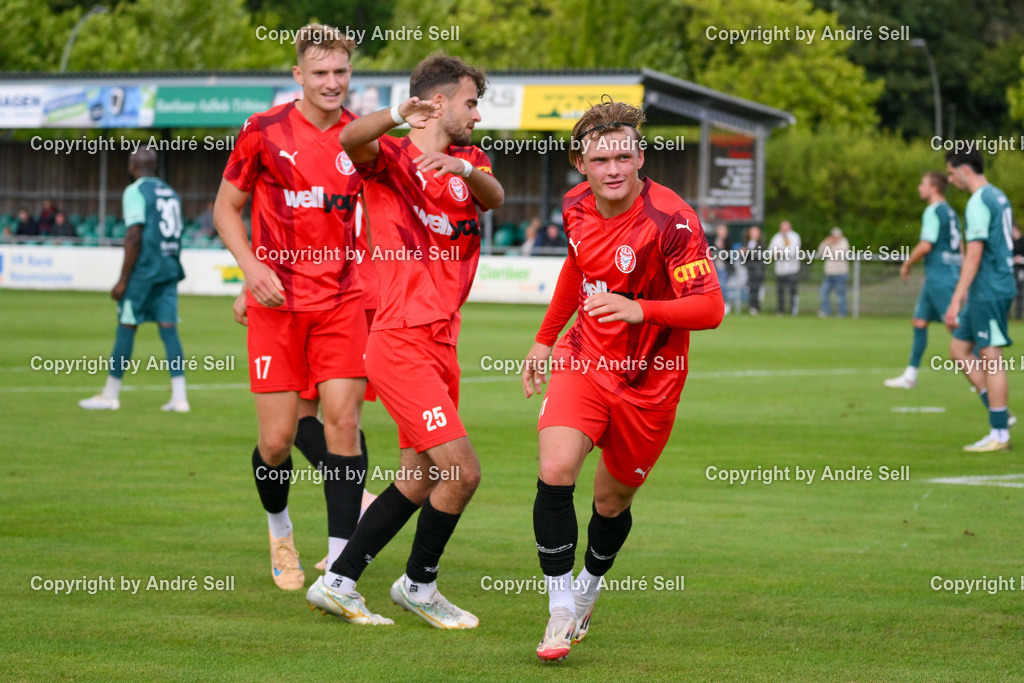 PSV Neumünster vs FC KIlia Kiel | Marc Schwabe (Kilia #17) &amp; Drilon Trepca (Kilia #25) bejubeln mit Torschützen Kevin Kortum (Kilia #11 re.) das 2-0 / Fußball-Oberliga Männer 2026/2027 / PSV Neumünster vs FC KIlia Kiel / PSV Stadion Platz A / Neumünster / 29.08.26 - Realisiert mit Pictrs.com