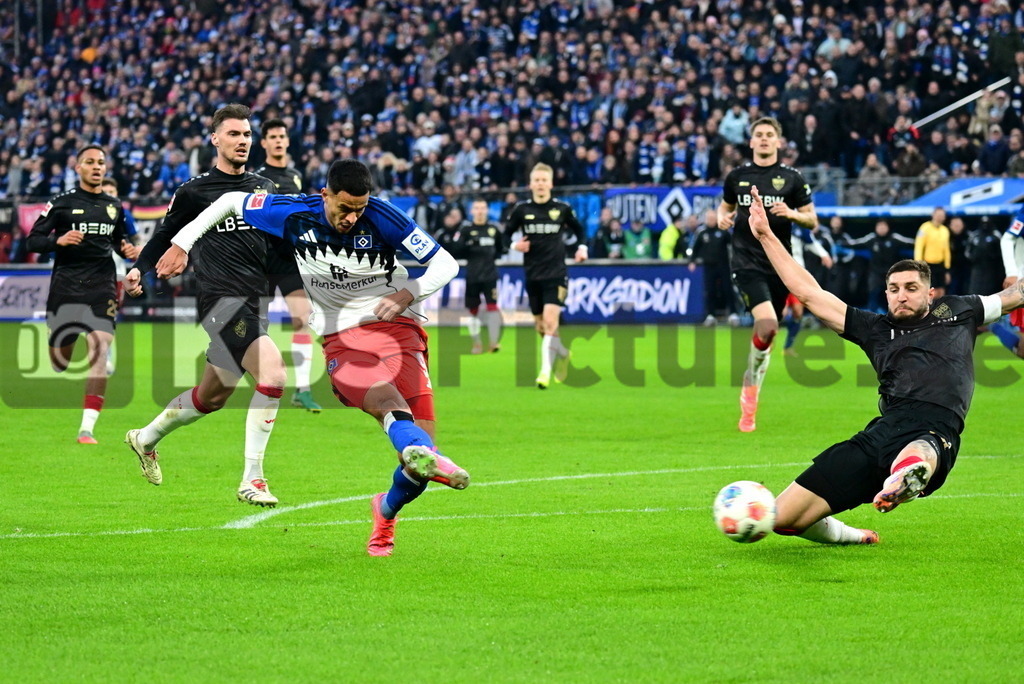 KBS Picture_HSV-Stuttgart_006 | v.l. Hier macht Glatzel Robert (HSV) das 1:0 gegen Chabot Jeff (VfB Stuttgart) ,Sportplatz :  Volksparkstadion, - Realisiert mit Pictrs.com