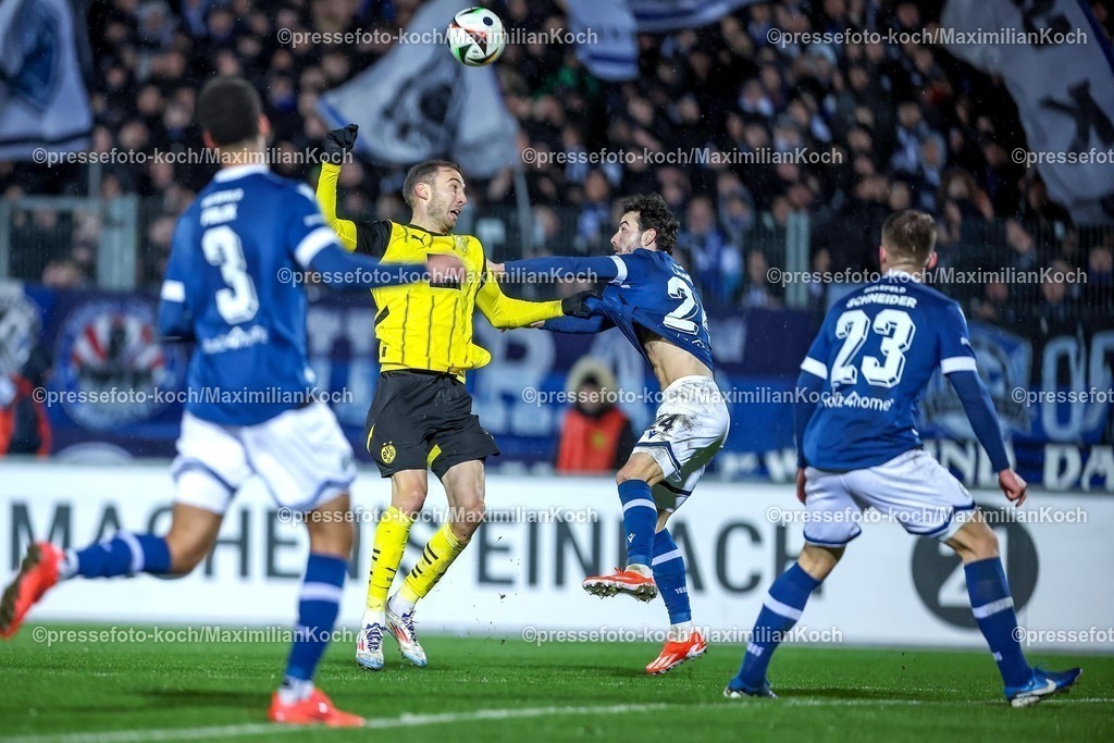 BVBII26012502173 | 26.01.2025, Fußball, 3.Liga, Borussia Dortmund II - Arminia Bielefeld, Stadion Rote Erde, Saison 2024 2025: Michael Eberwein (BVBII #14) im Zweikampf gegen Christopher Lannert (Arminia #24) DFB regulations prohibit any use of photographs as image sequences and or quasi-video.