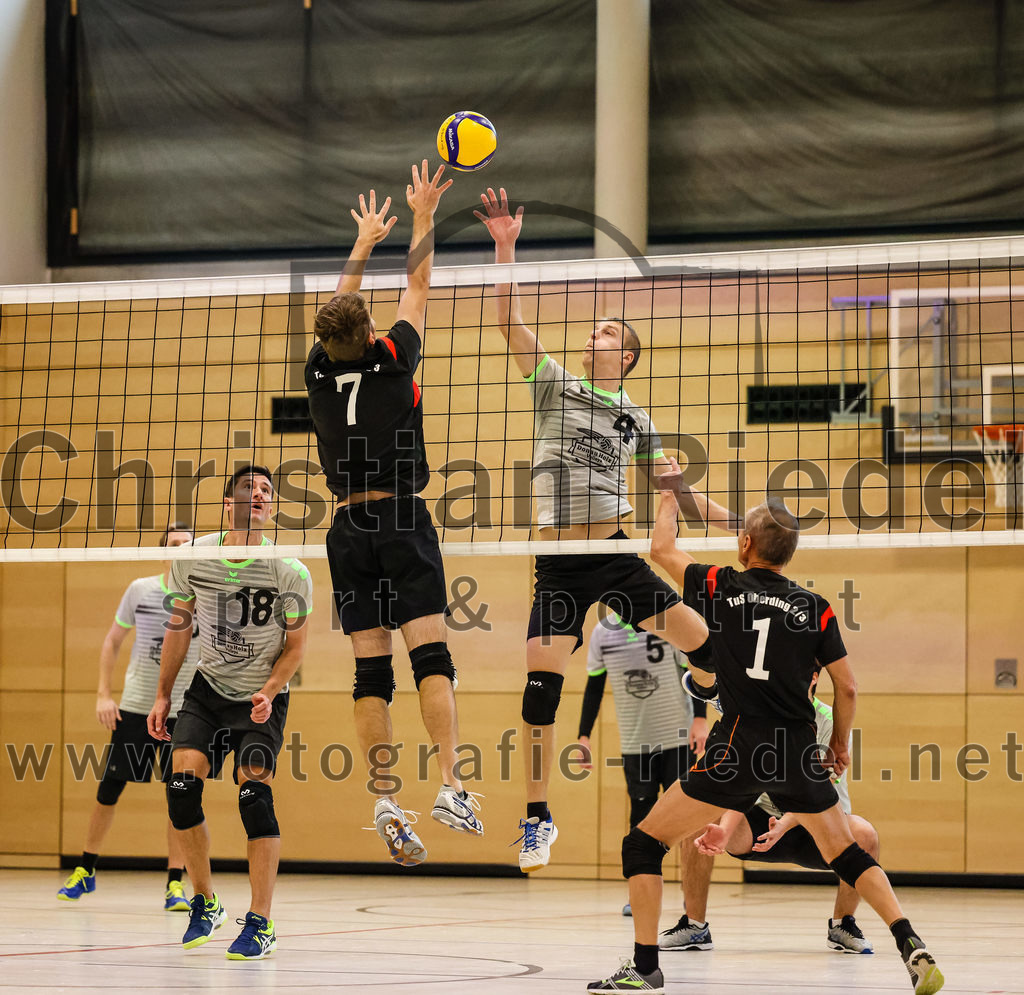 2021-11-27_071_TuS_Oberding_II_gegen_MTV_1881_Ingolstadt_III | Oberding, Deutschland, 27.11.2021:
Volleyball, Kreisliga 2021 / 2022, 5. Spieltag, TuS Oberding II gegen MTV 1881 Ingolstadt III, Endergebnis: 3:2

Christoph Stegemann (TuS Oberding, #7), Andreas Ruß (TuS Oberding, #1)

Foto: Christian Riedel / fotografie-riedel.net